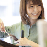 高齢化しているサロンに若いスタッフを定着させ、若い世代からも人気のサロンに変化させるためのアクションプラン